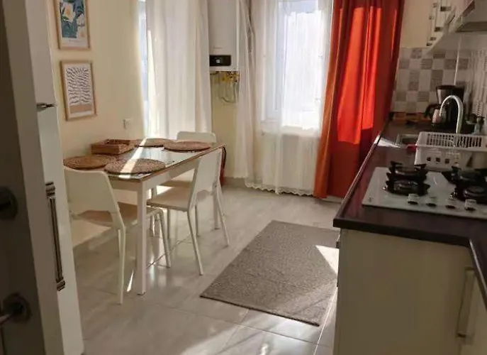 شقة Cozy Flats With Balcony