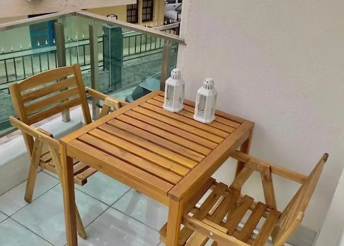 Cozy Flats With Balcony شقة