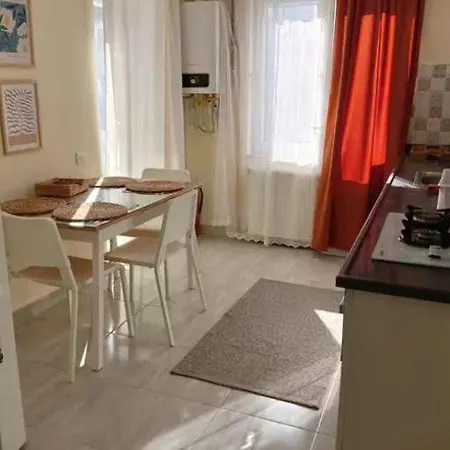شقة Cozy Flats With Balcony